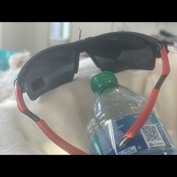 Oakley shades with tag & cover - Picture 10 of 10